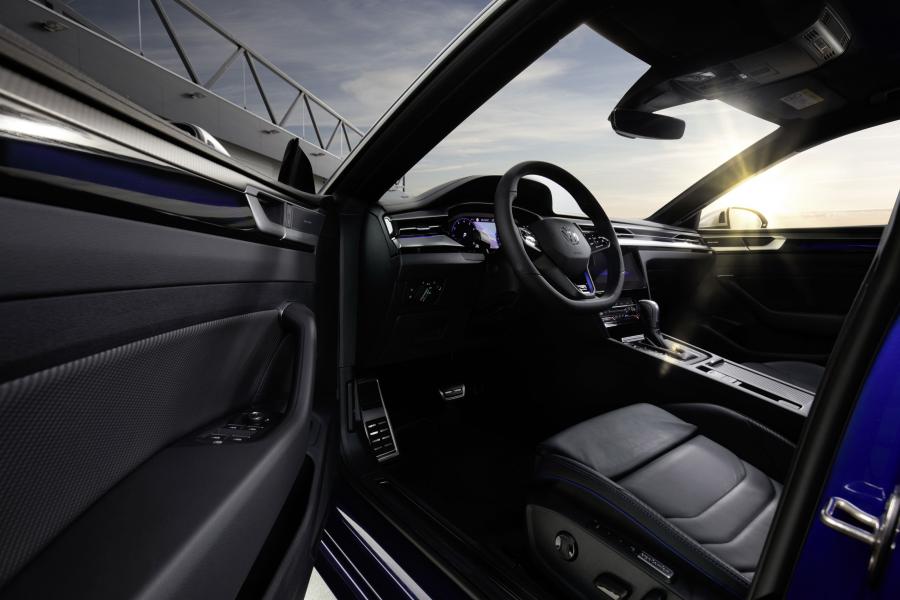 Интерьер Volkswagen Arteon R 2020 года  (WW) (фото 11 из 22)